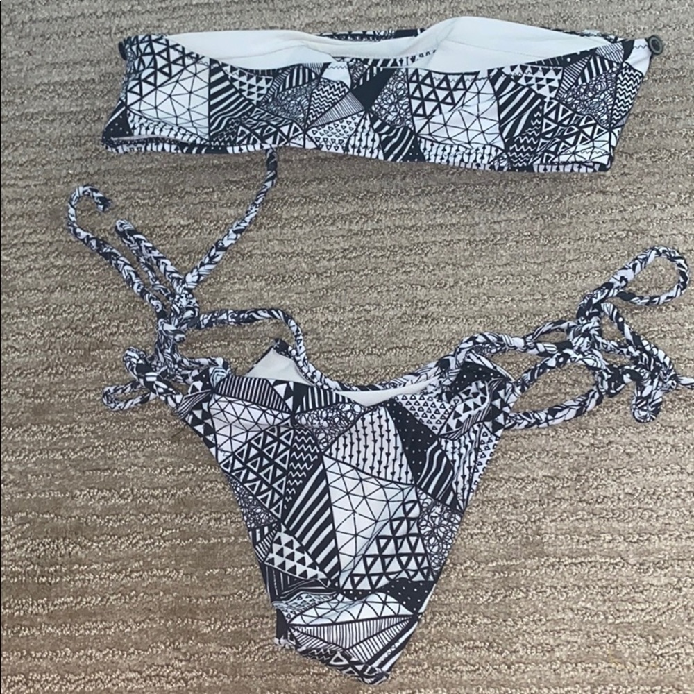Black & white geometric bikini - Picture 4 of 4